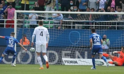 Florian Tardieu inscrit un de ses deux penalties contre Lille, le 1er mai 2022 au stade de l'Aube