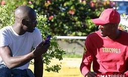 Lilian Thuram (avec Nicolas Anelka à droite) était déjà passé à La Réunion le 12 novembre 2001, de retour d'un match amical disputé l'équipe de France contre l'Australie