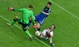 Lionel Messi bute sur Manuel Neuer et Mats Hummels et l'Argentine s'incline devant l'Allemagne en finale du Mondiale au Maracana, le 13 juillet 2014