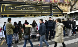 Des anonymes devant le Bataclan le 22 novembre 2015 à Paris