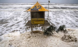 Une tour de sauveteurs sur une plage frappée par des vagues record causées par le cyclone tropical Alfred sur la Gold Coast, le 8 mars 2025 en Australie