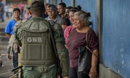 Un membre de la garde nationale devant un magasin le 28 avril 2016 à Maracaibo au Venezuela