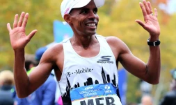 L'Américain Meb Keflezighi, le 1er novembre 2015 à l'arrivée du marathon de New York