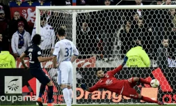 Le buteur parisien Edinson Cavani ouvre le score sur penalty contre Lyon au Parc OL, le 27 novembre 2016