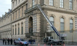 Des policiers à cÎté du monte-charge utilisé par des voleurs pour entrer dans le musée du Louvre, le 19 octobre 2025