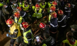 Des sauveteurs transportent le corps du petit Rayan, retrouvé mort le 5 février 2022, cinq jours après être accidentellement tombé dans un puits à Ighrane, dans le nord du royaume