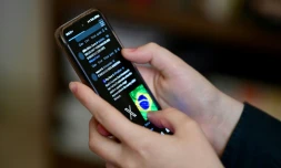 Un utilisateur brésilien du réseau social X, anciennement Twitter, consulte des messages sur un téléphone portable à Brasilia, le 31 août 2024