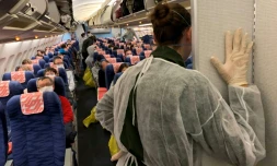 Dans l'avion en provenance de Wuhan (Chine) rapatriant des Français, le 21 janvier 2020
