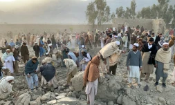 Des habitants d'un village afghan cherchent des victimes dans les décombres, dans la province de Nangarhar, aprÚs un bombardement pakistanais, le 22 février 2026