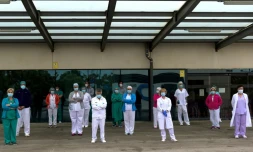 Des personnels de santé observent trois minutes de silence en mémoire des victimes du Covid-19 devant l'hôpital La Fe de Valence, le 19 avril 2020