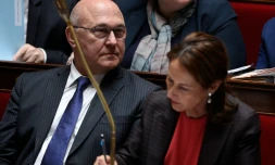 Le ministre des finances Michel Sapin (g) et la ministre de l'Ecologie Ségolène Royal, à l'Assemblée nationale à Paris le 26 avril 2016