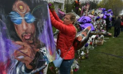 Une fan attache des fleurs en hommage à Prince à Minneapolis, le 22 avril 2016
