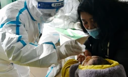 Un soignant prend un échantillon de sang d'un enfant le 7 janvier 2021 à Shijiazhaung, en Chine