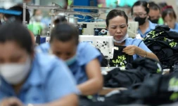 Des ouvrières cousent des vêtements dans une usine de textile à Ho Chi Minh Ville, le 3 avril 2025 au Vietnam