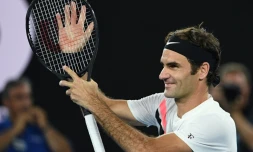 Le Suisse Roger Federer remercie dles supporteurs aprĂšs sa victoire face au TchĂšque Tomas Berdych en quarts de finale de l'Open d'Australie, le 24 janvier 2018 Ă Melbourne