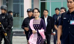 La dirigeante birmane Aung San Suu Kyi à l'aéroport de Sittwe, dans l'Etat de Rakhine, le 2 novembre 2017