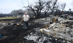 Adam Norris, un habitant, regarde les restes de sa maison détruite dans un incendie à Drayton, dans la province canadienne de l'Alberta, lundi 8 mai 2023