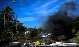 Un blocage routier dans la commune du Gosier près de Pointe-à-Pitre en Guadeloupe, le 23 novembre 2021 lors d'un mouvement de contestation sociale