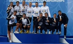 Les médaillés du relais 4x200 m des Championnats d'Europe de natation masculin: en haut les Hongrois en or, à gauche en argent les Italiens et les Français médaille de bronze à droite, le 11 août 2022 à Rome 