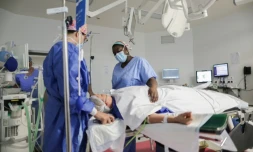 La chirurgienne Aïcha N'Doye chante pour une patiente avant une opération à la polyclinique Bordeaux Nord, le 11 décembre 2023 à Bordeaux