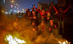 Des Irakiens manifestent près de pneus enflammés pour barrer une route à Bassora, dans le sud de l'Irak, le 24 décembre 2019