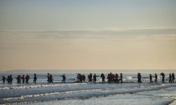 Des migrants tentent de traverser la Manche avec des bateaux de passeurs au large de la plage de Gravelines, dans le Nord, le 27 septembre 2025