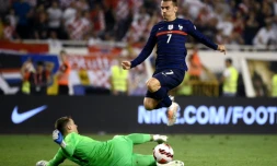 L'attaquant français Antoine Griezmann face au gardien croate Dominik Livakovic lors de la rencontre de Ligue des nations entre la France et la Croatie le 6 juin 2022 à Split