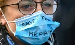 Une sage-femme manifeste à Rennes le 15 octobre 2020