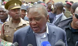 Le président kenyan Uhuru Kenyatta, parle aux journalistes le 26 octobre 2017 à Kiambu