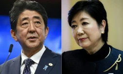 Combo du Premier ministre japonnais  Shinzo Abe et la gouverneure de Tokyo Yuriko Koike réalisé le 19 octobre 2017