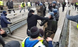 Capture d'écran d'une vidéo montrant l'ex-boxeur Christophe Dettinger s'en prenant à un gendarme sur la passerelle Léopold-Sédar-Senghor dans le centre de Paris, le 5 janvier 2019