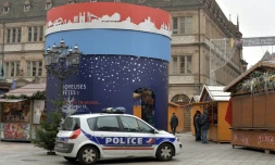 Une voiture de police devant le marché de Noël de Strasbourg le 27 novembre 2015