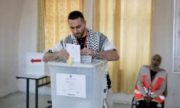 Un Palestinien vote lors des élections municipales à Jénine, ville de Cisjordanie occupée par Israël, le 25 avril 2026