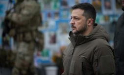 Le président ukrainien Volodymyr Zelensky devant le Mur du souvenir des morts pour l'Ukraine, à l'occasion du jour des forces armées, le 6 décembre 2023 à Kiev