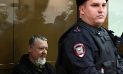 L'opposant nationaliste russe Igor Guirkine (g), assis dans la cage en verre des accusés avant l'audience de son verdict au tribunal de Moscou, le 25 janvier 2024