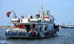 Des militants et défenseurs des droits humains à bord d'un navire quittent le port de Bizerte, dans le nord de la Tunisie, le 14 septembre 2025, pour rejoindre les derniers bateaux participant à la flottille internationale en route pour Gaza