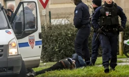 Des policiers viennent d'arrêter un migrant le 25 janvier 2018 à Calais