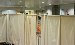 Un étudiant hongkongais tombé le weekend dernier d'un parking à étages lors d'affrontements entre la police et les manifestants est décédé, ont annoncé vendredi des responsables de l'hÎpital.