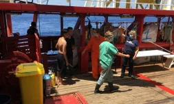 Des membres d'équipage participent au secours de deux migrants qui se sont jetés à l'eau depuis l'Ocean Viking, le 2 juillet 2020 en Méditerranée