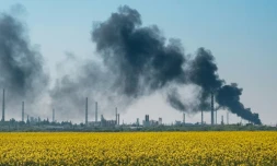 De la fumée s'élève au-dessus d'une raffinerie près de Lysychansk, dans l'est de l'Ukraine, après des bombardements le 9 mai 2022