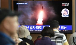 Des Sud-Coréens devant un écran de télévision diffusant des images du lancement d'un missile nord-coréen, à la gare de Séoul le 10 août 2019