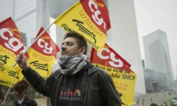 Un manifestant à la Défense (ouest de Paris), le 26 avril 2016
