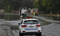 Des véhicules de secours sur une route inondée à Sydney le 4 juillet 2022