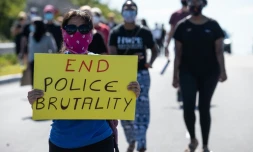 Manifestation contre les violences policiĂšre aprĂšs la mort de George Floyd, le 13 juin 2020 Ă Bridgewater, dans le New Jersey