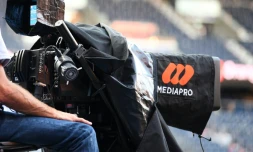 Le logo Mediapro sur une caméra de télévision, en bord de terrain du Parc des Princes, à Paris le 13 Septembre 2020.