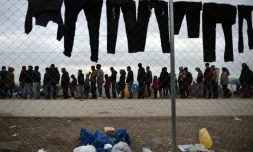 Des réfugiés font la queue pour obtenir un repas, le 28 février 2016 dans un camp à Idomeni en GrÚce, prÚs de la frontiÚre avec la Macédoine