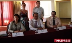 Patricia Bouchard, responsable du développement, Pascal Plante, gérant de Stratégis Consultants et Laurent Richard, directeur pédagogique de l'ESSEC (assis de gauche à droite) en compagnie de deux anciens él&