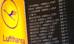Tableau d'affichage à l'aéroport de Francfort en Allemagne annonçant l'annulation des vols de la compagnie aérienne Lufthansa, le 11 novembre 2015