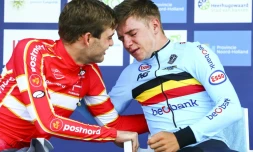 Le Danois Kasper Asgreen (g), médaille d'argent, félicite le prodige belge ému aux larmes Remco Evenepoel (d), nouveau champion d'Europe du contre-la-montre, le 8 août 2019 à Alkmaar (Pays-Bas)