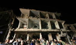 Des Syriens au milieu des dĂ©combres le 21 fĂ©vrier 2016 Ă Sayeda Zeinab oĂč 83 personnes ont Ă©tĂ© tuĂ©es dans des attentats